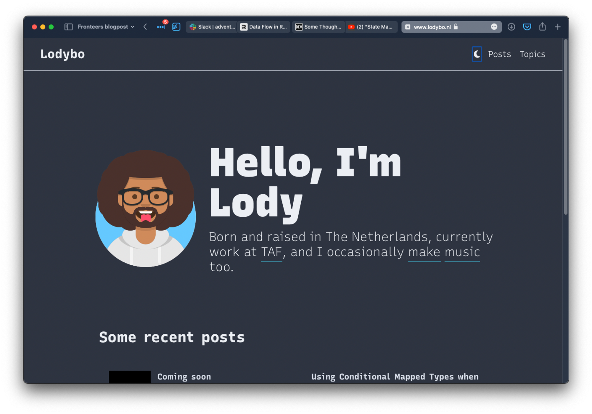 mijn website in dark mode, waarbij je een donkere achtergrond en lichte tekst ziet